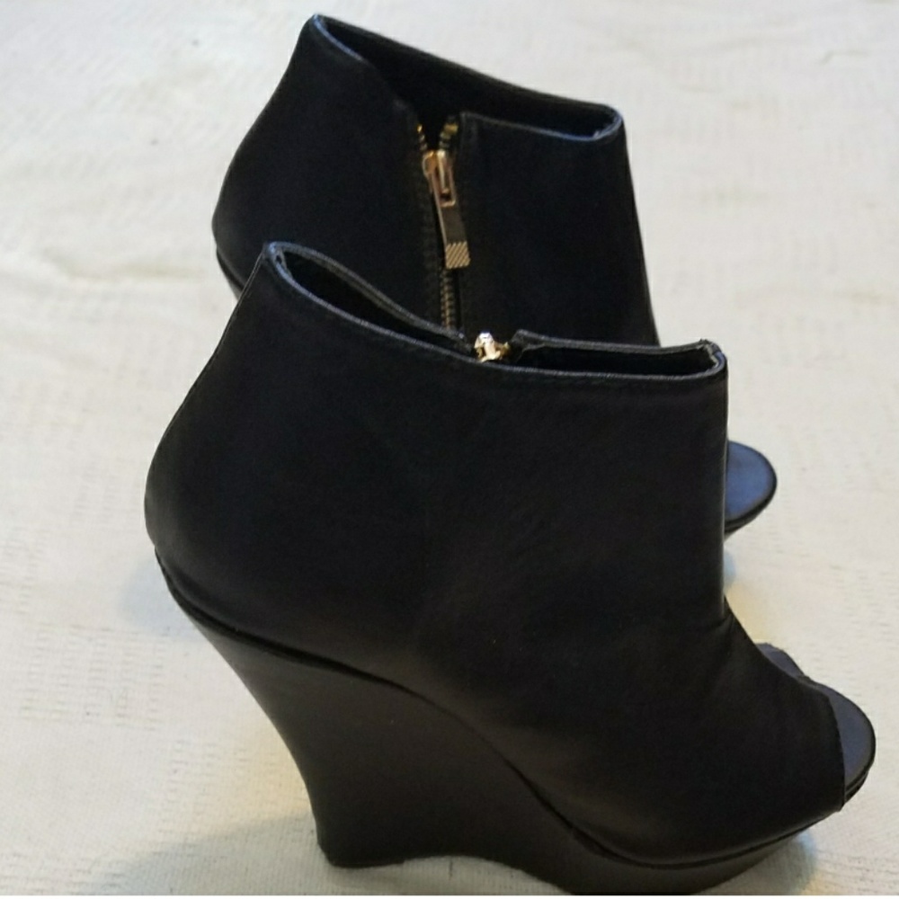 Black leather open for wedges